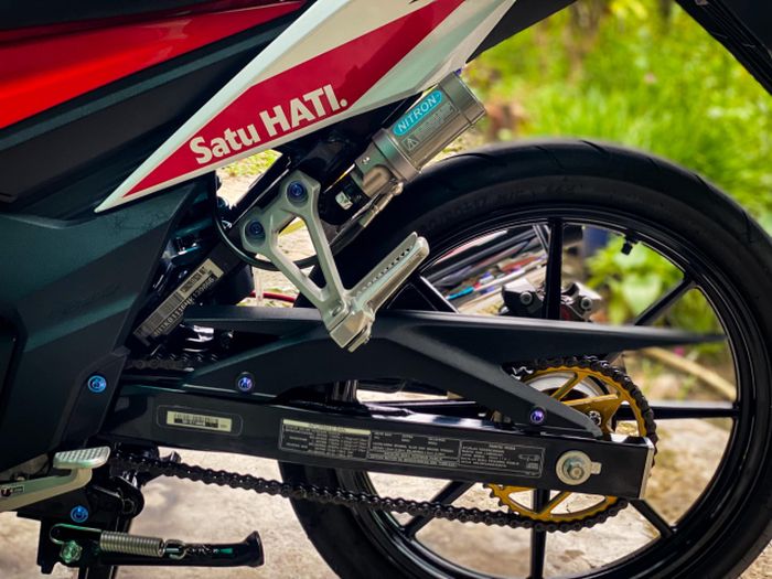 Suspensi belakang memakai shock Nitron