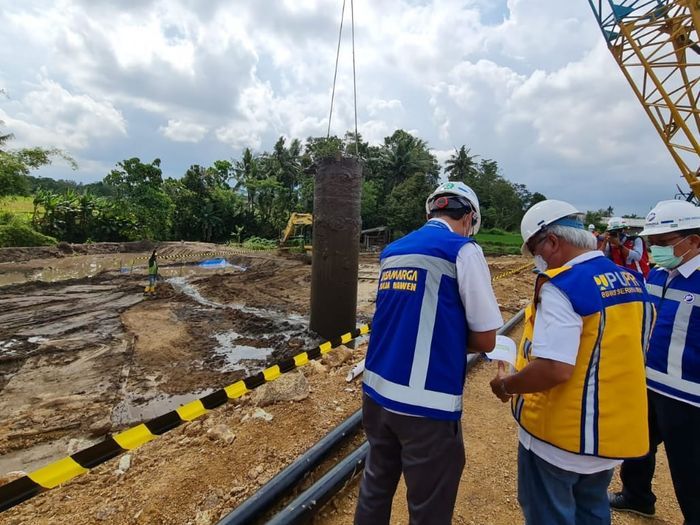 Menteri PUPR Basuki Hadimuljono meninjau proyek pembangunan jalan tol Yogyakarta-Bawen.