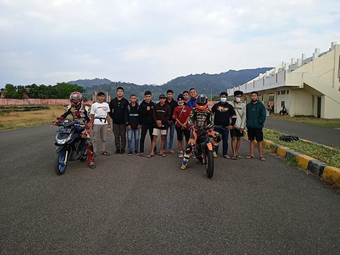 Para siswa yang ikut ekstrakurikuler Road Race/Grasstrack di SMK Korpri Majalengka.
