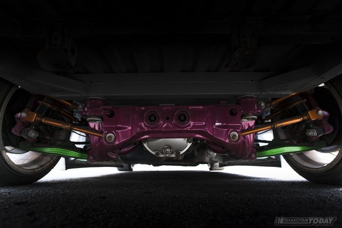 Bagian kaki-kaki Toyota HiAce garapan Dear Motor Sport yang sudah diganti pakai copotan Nissan Silvia.