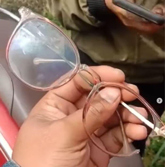 Kaca mata pengendara Honda Scoopy juga pecah terkena peluru air gun yang ditembakan pelaku dari dalam Lexus LM 350 di Badung, Bali