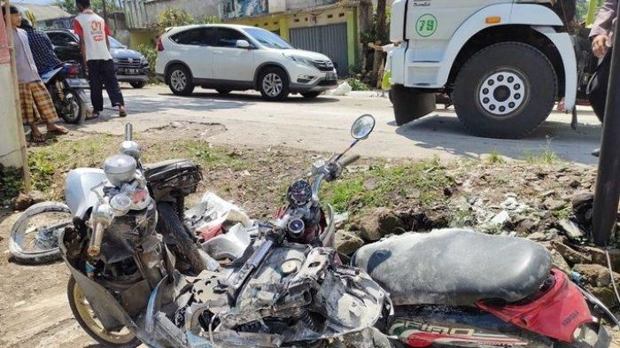 Kondisi motor yang terlibat dalam kecelakaan maut di Cianjur, tepatnya di Kampung Cipadang, Desa Bangbayang, Kecamatan Gekbrong, Kabupaten Cianjur, Minggu (14/8/2022). Enam orang dinyatakan meninggal dunia. 