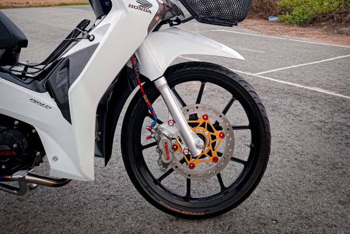 Kaki-kaki mendapatkkan pelek Daytona dan pengereman Brembo