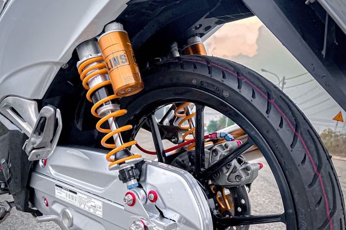 Suspensi belakang pakai shock Ohlins
