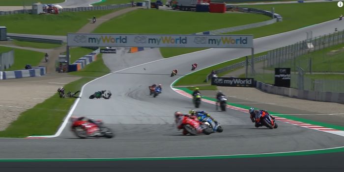 Crash di tikungan 2 Red Bull Ring