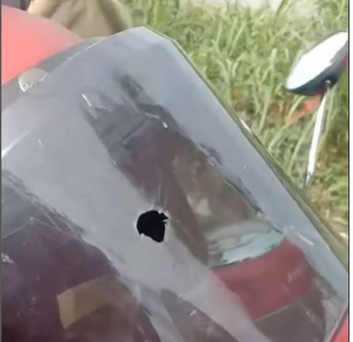 Kaca helm pengendara Honda Scoopy bolong terkena peluru air gun yang ditembakan pelaku dari dalam Lexus LM 350 nopol B 66 FDR di Badung, Bali