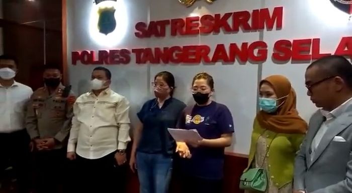 Cuplikan video permintaan maaf dari emak-emak pemilik Mercedes-Benz C-Class yang sempat mengutil cokelat di Alfamart Cisauk, Tangerang.