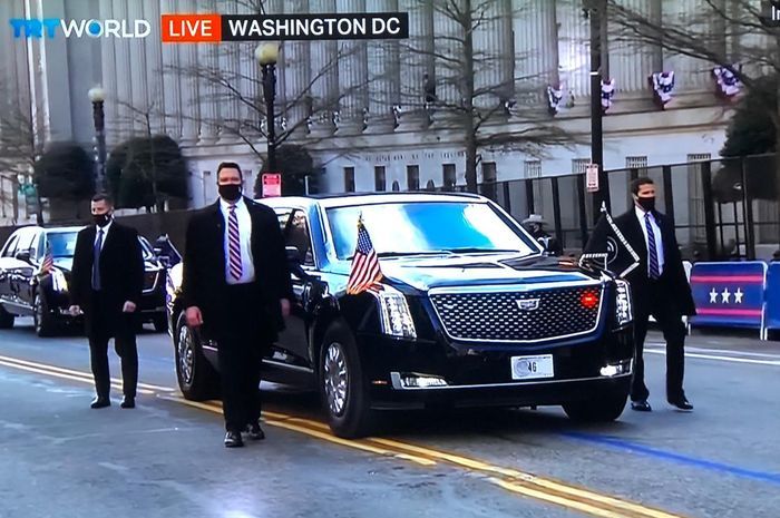 The Beast dengan pelat nomor 46, saat ditumpangi Presiden Amerika Serikat ke-46 Joe Biden saat menuju Gedung Putih.