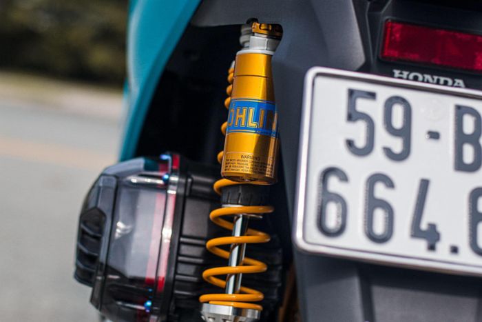 Suspensi belakang pakai shock Ohlins