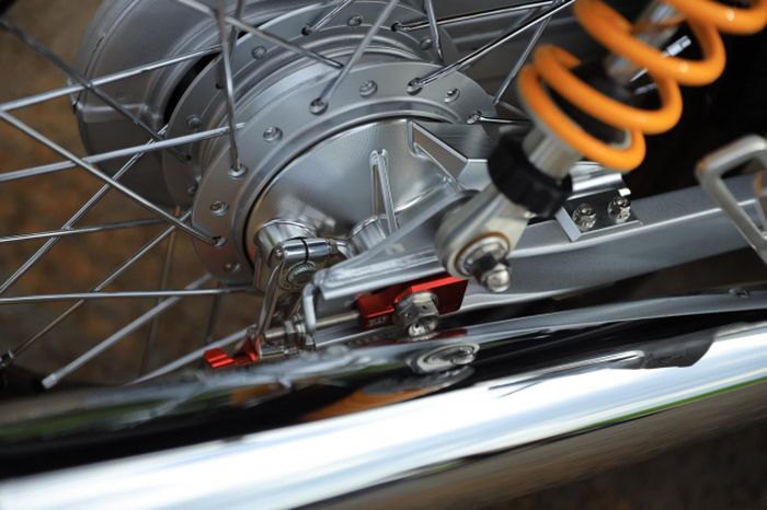 Rem belakang tetap standar tapi suspensi belakang diganti dengan shock Ohlins