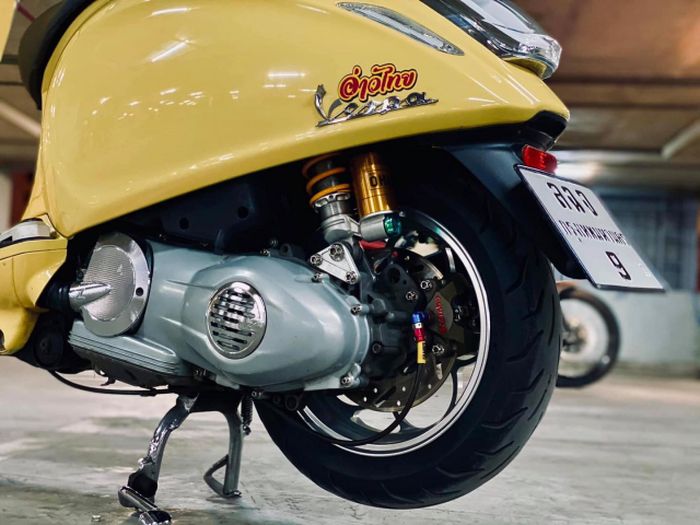 Suspensi belakang diganti dengan shock Ohlins seperti yang depan