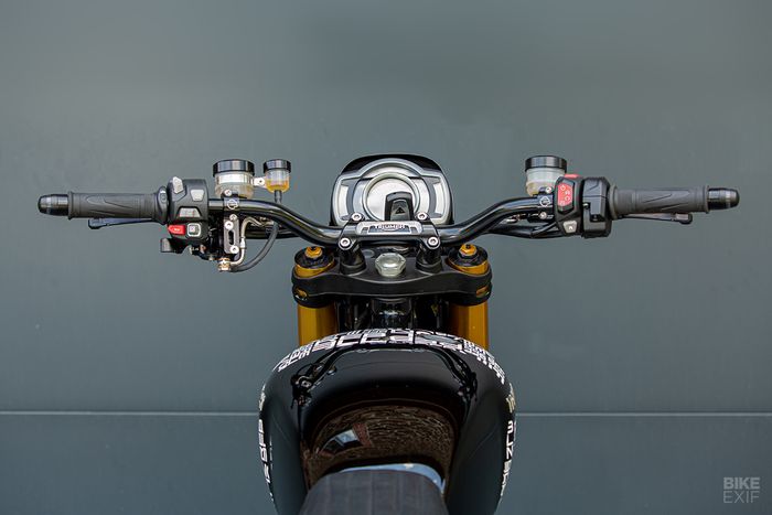 Area kokpit masih banyak yang standar dengan sedikit modifikasi 