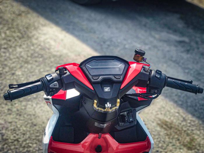 Di lehernya terpasang steering damper Ohlins