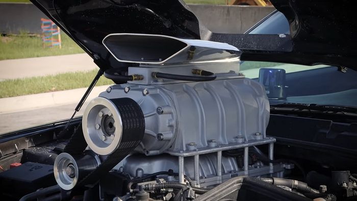 Detail blower supercharged di modifikasi Dodge Challenger Hellcat