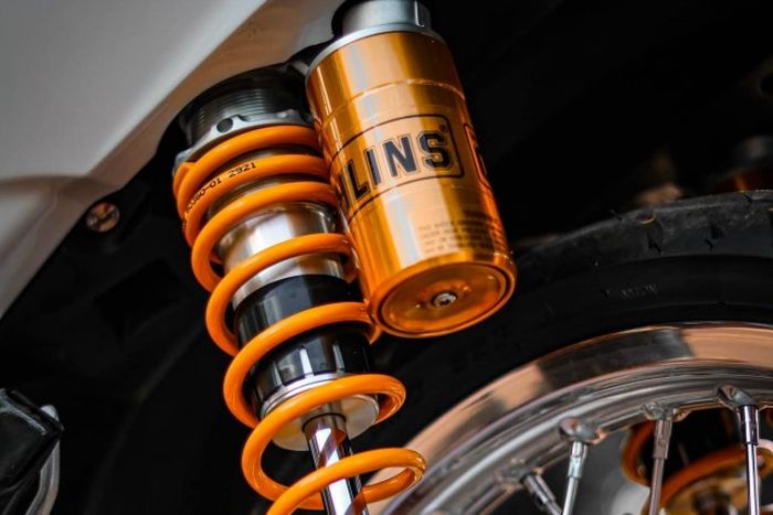 Suspensi belakang pakai shock Ohlins