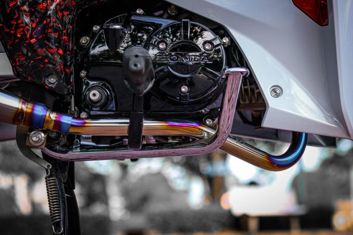 Sektor mesin mendapatkan knalpot IT Salaya titanium