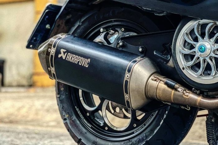 Sektor mesin mendapatkan knalpot Akrapovic