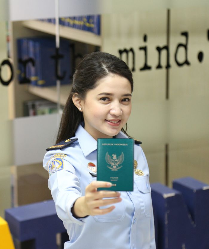 Pegawai Ditjen Imigrasi memegang Paspor yang nantinya jadi acuan bentuk baru BPKB elektronik