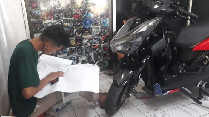 Pasang Cutting Sticker Akan Meninggalkan Bekas di Bodi Motor?