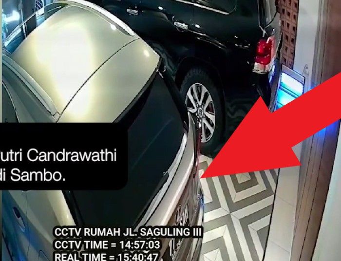 Lexus NX 300 yang berada di garasi rumah pasangan Putri Candrawathi dan Irjen Ferdy Sambo.