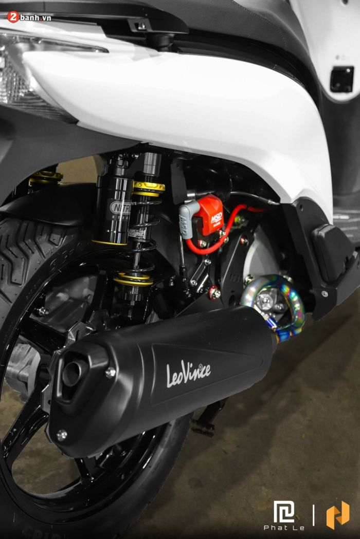 Suspensi belakang pakai Nitron dan mesinnya dipasangi muffler LeoVince