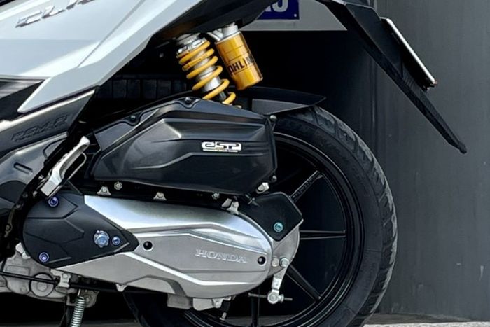 Suspensi belakang memakai shock Ohlins