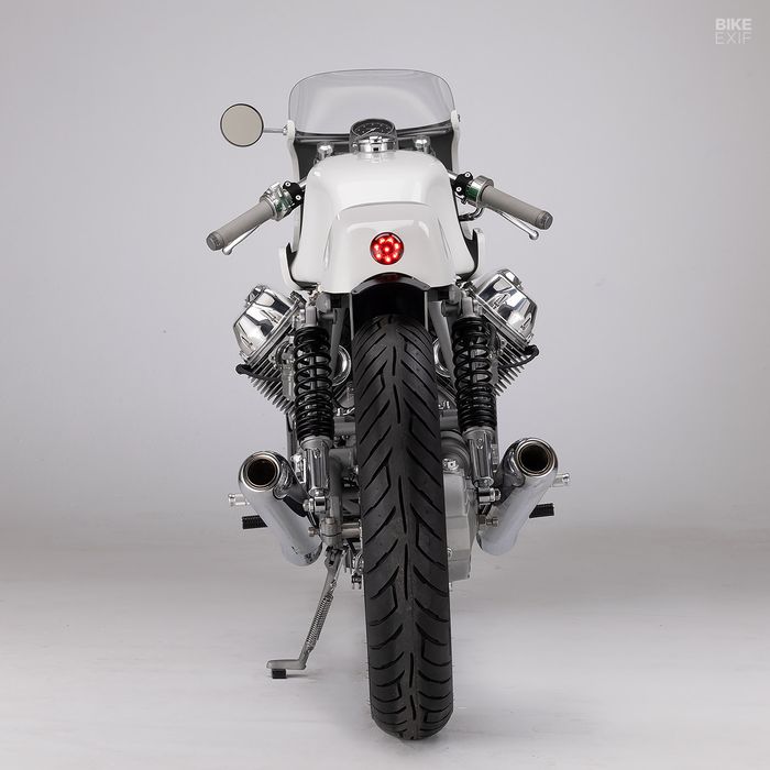 Bagian buritan ada buntut yang mengikuti lekuk tangkinya