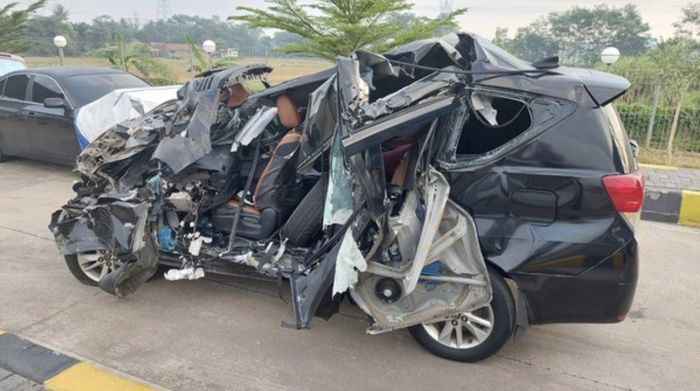 Kondisi Toyota Kijang Innova yang ditumpangi DR Ir Achmad Hermanto Dardak (65), orang tua Wakil Gubernur Jatim, Emil Dardak.