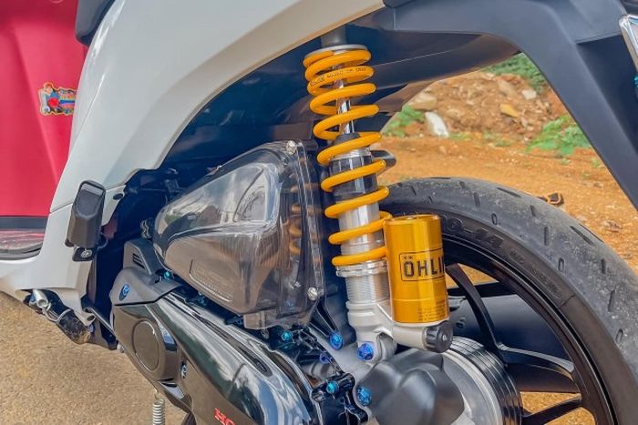 Suspensi belakang pakai shock Ohlins