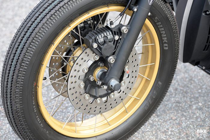 Kedua rodanya memakai pelek BMW R100RS Paralever dan upgrade pengereman