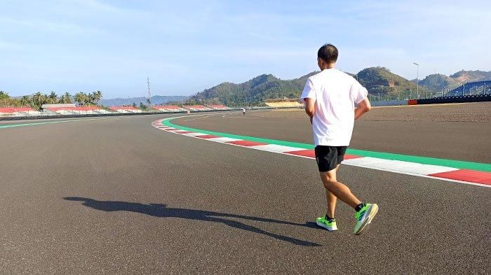 Mandalika Track Walk di sirkuit Mandalika, Lombok tengah, Nusa Tenggara Barat