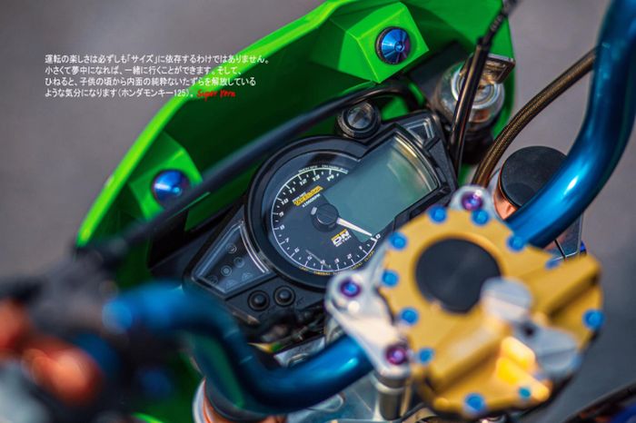 Panel speedometer pakai Takegawa dan terlihat ada steering damper Ohlins