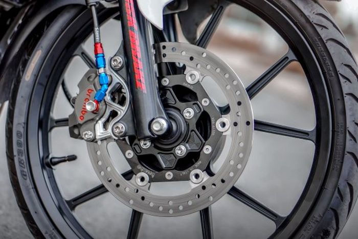 Kaki-kaki diberi pelek Daytona dan pengereman berkaliper Brembo
