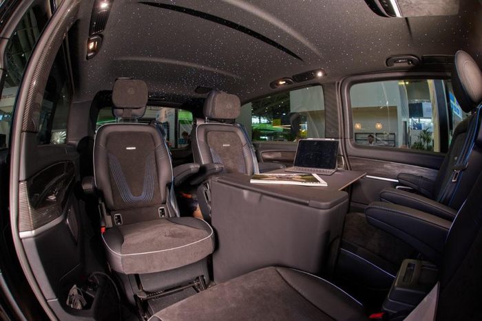 Tampilan kantor berjalan mewah pada modifikasi kabin Mercedes-Benz V-Class