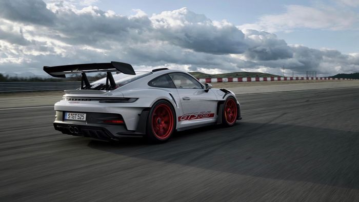 Secara tampilan dan aerodinamika, Porsche 911 GT3 RS lebih ekstrem dan lebih terfokus pada performa di trek balap.