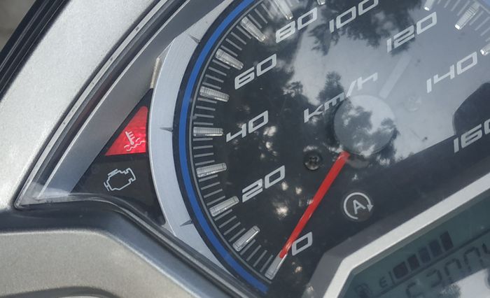 Indikator suhu atau temperatur menyala terus