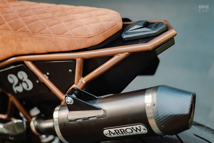 Subframe sudah dibuatkan baru dan dipasangi tangki aluminium kustom