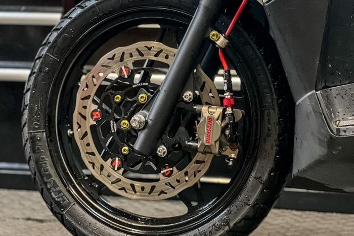 Kaki-kakinya mendapat rem depan Accossato dan pelek King Speed