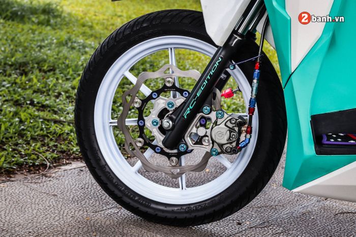 Kaki-kakinya pakai pelek RCB dan pengereman depan baru