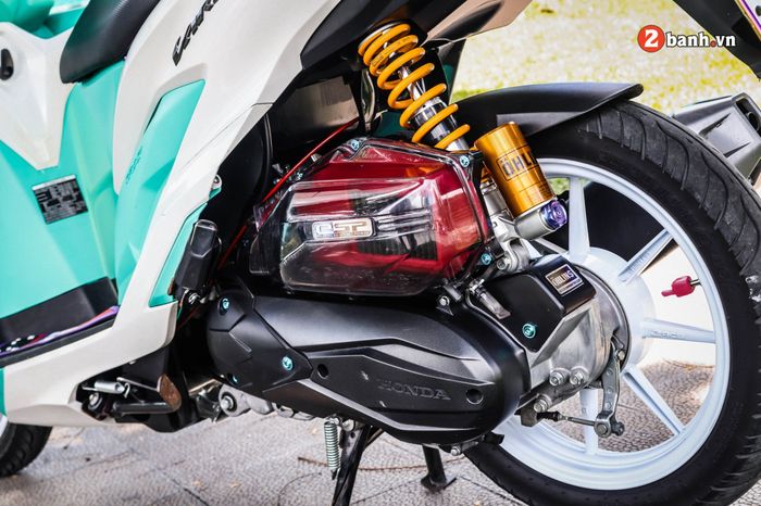 Suspensi belakang pakai shock Ohlins