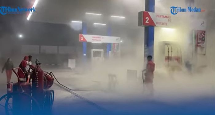 Proses pemadaman api yang menjilat dispenser BBM akibat terbakarnya motor BSA M20 di SPBU Jl Rakutta Sembiring, Naga Pita, Siantar Martoba, kota Pematang Siantar, Sumatera Utara