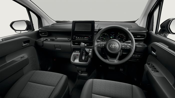 Interior Toyota Sienta HYBRID X 2WD juga simpel tanpa head unit.
