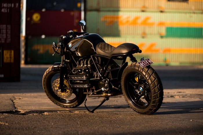 Kaki belakangnya pakai shock YSS dan pelek BMW K1200