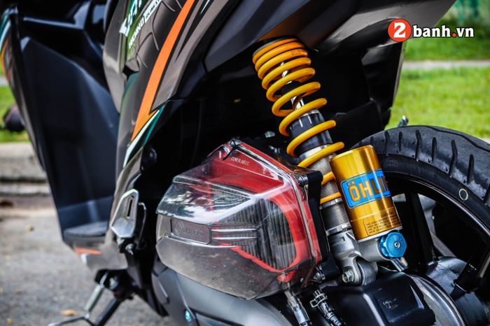 Suspensi belakang pakai shock Ohlins