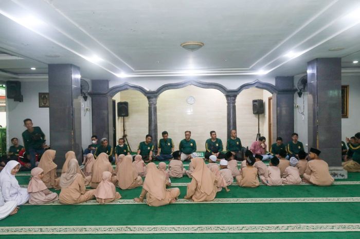 Bakti sosial Pegadaian Motorcycle Club berupa santunan anak yatim di Rumah Doa Anak Yatim Bogor, Jawa Barat.