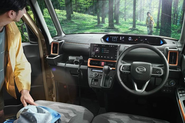 Interior Daihatsu Tanto Fun Cross.