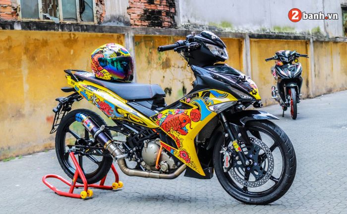 Kaki depan mendapatkan pelek Yamaha Nouvo dan pengereman istimewa