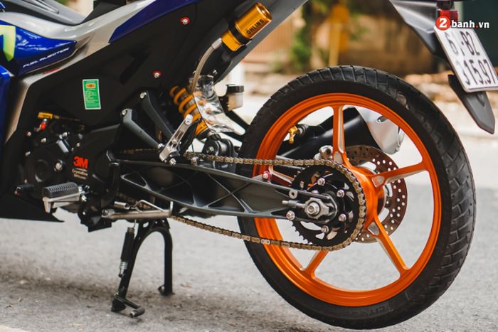 Swingarm diganti dengan milik KTM RC390/Duke390 dan disangga shock Ohlins