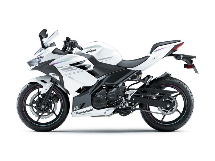 Kawasaki Ninja 400 warna putih meluncur di pasar Jepang