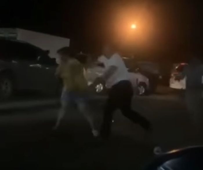 Rekaman video Syukri Zen, anggota DPRD Palembang pukuli wanita di pom bensin